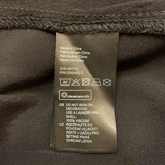 Gorgeous Little Black Shift Dress w/Accent Detail - Picture 12 of 14